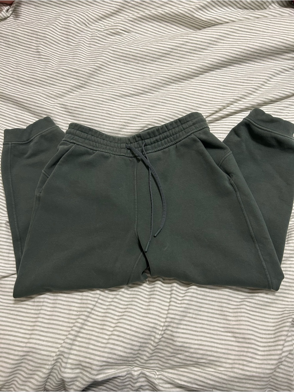 lululemon loungeful cropped jogger
